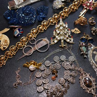 GROUPING OF COSTUME JEWELRY SARA COVENTRY, RHINESTONE AND MORE