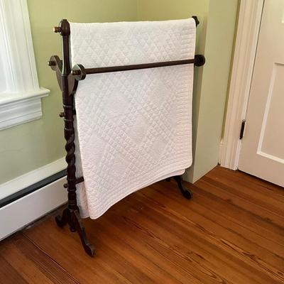 UD766 Vintage Quilt With Matelesse Throw