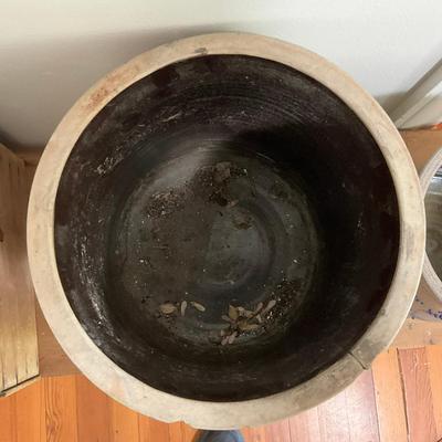 D793 Large Benninton Crock (As-Is) With Salmon Stoneware Crock