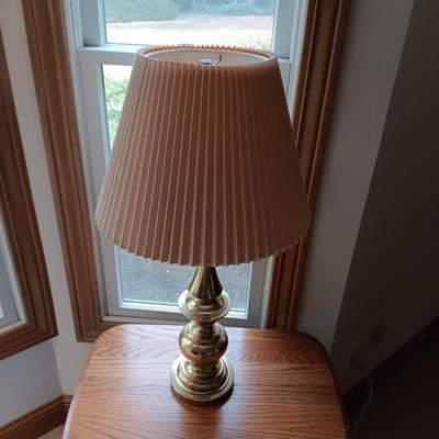 END TABLE WITH A MAGAZINE HOLDER AND A TABLE LAMP