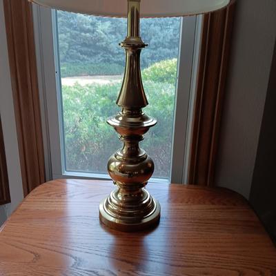END TABLE WITH A MAGAZINE HOLDER AND A TABLE LAMP
