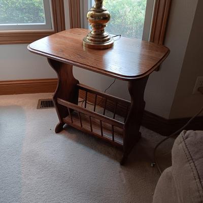 END TABLE WITH A MAGAZINE HOLDER AND A TABLE LAMP