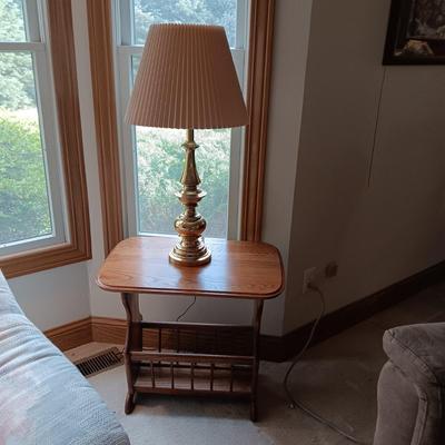 END TABLE WITH A MAGAZINE HOLDER AND A TABLE LAMP