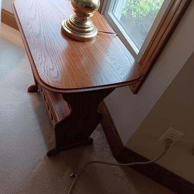 END TABLE WITH A MAGAZINE HOLDER AND A TABLE LAMP