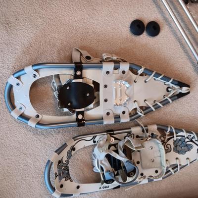 PROFESSIONAL GUIDE PRO V SERIES SNOWSHOES WITH ADJUSTABLE POLES