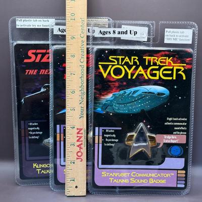 LOT 10P: Star Trek: The Next Generation Starfleet, Voyager Starfleet & Klingon Communicator Talking Sound Badges in Package