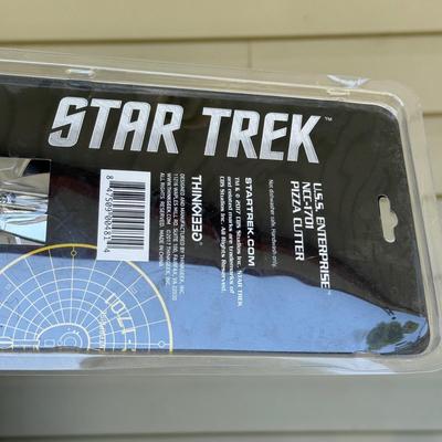 LOT 14P: Star Trek Collectibles - 1997 Calendar, U.S.S. Enterprise NCC-1701 Pizza Cutter & More