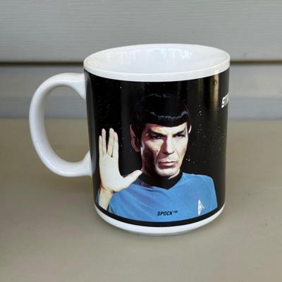 LOT 14P: Star Trek Collectibles - 1997 Calendar, U.S.S. Enterprise NCC-1701 Pizza Cutter & More
