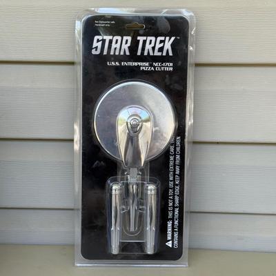 LOT 14P: Star Trek Collectibles - 1997 Calendar, U.S.S. Enterprise NCC-1701 Pizza Cutter & More