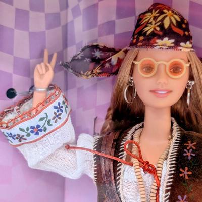 LOT 28P: NRFB Mattel Barbie Collectibles, Peace & Love 70's, 2000 ID #27677, Can You Dig It?
