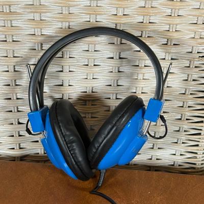 LOT 95B: Hamilton Buhl SC-7V SchoolMate Deluxe Headphones, Hamilton Buhl JBP-8SV 8-Position Stereo/Mono Jackbox & Lakeshore Learning...