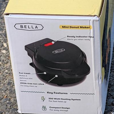 LOT 103G: Nostalgia Cotton Candy NRPCM45RR, Bella Mini Cake Pop Maker GH-6201P, Mini Donut Maker GH-GH-6201D, Dash Mini Pizzelle Maker...