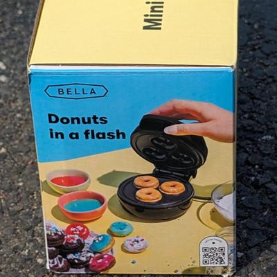 LOT 103G: Nostalgia Cotton Candy NRPCM45RR, Bella Mini Cake Pop Maker GH-6201P, Mini Donut Maker GH-GH-6201D, Dash Mini Pizzelle Maker...