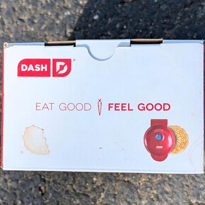 LOT 103G: Nostalgia Cotton Candy NRPCM45RR, Bella Mini Cake Pop Maker GH-6201P, Mini Donut Maker GH-GH-6201D, Dash Mini Pizzelle Maker...