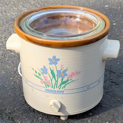 LOT 104G: Vintage Rival Crock Pot Model: 3100P & Bella Quesadilla Maker Model: GH-188, Both Utested