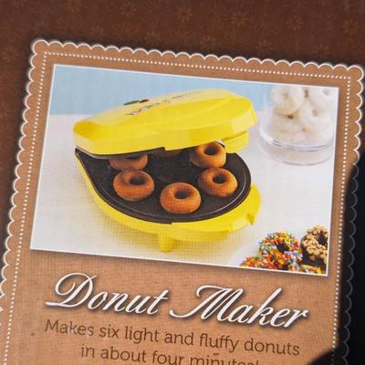LOT 107G: Cuisinart Food Processor With Blades/Cups Model: DFP-14BCN, Hamilton Beach 7 Speed Blender Model: 600-5 & Babycakes Donut...