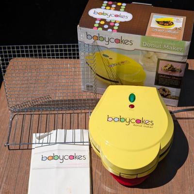 LOT 107G: Cuisinart Food Processor With Blades/Cups Model: DFP-14BCN, Hamilton Beach 7 Speed Blender Model: 600-5 & Babycakes Donut...