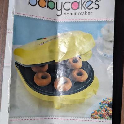 LOT 107G: Cuisinart Food Processor With Blades/Cups Model: DFP-14BCN, Hamilton Beach 7 Speed Blender Model: 600-5 & Babycakes Donut...