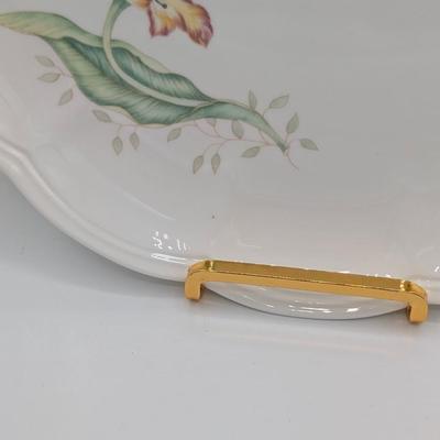 LOT 114D: Lenox Butterfly Meadow Patterns, 12 Dinner Plates & 7 Bread/Salad Plates, Plate Stands Not Included