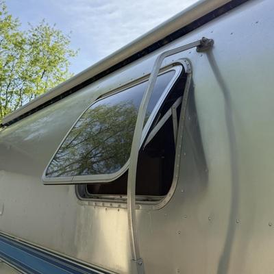 LOT 153: 1986 Airstream Excella 32ft Trailer - PLEASE READ DESCRIPTION
