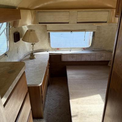 LOT 153: 1986 Airstream Excella 32ft Trailer - PLEASE READ DESCRIPTION