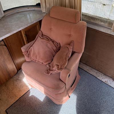 LOT 153: 1986 Airstream Excella 32ft Trailer - PLEASE READ DESCRIPTION