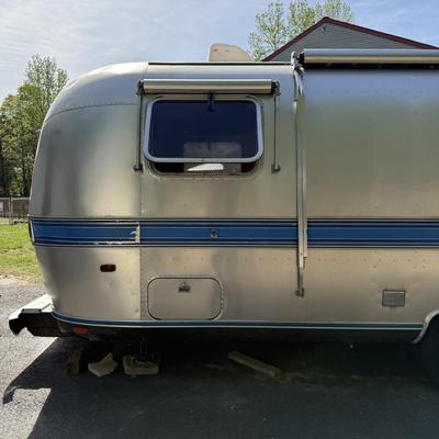 LOT 153: 1986 Airstream Excella 32ft Trailer - PLEASE READ DESCRIPTION