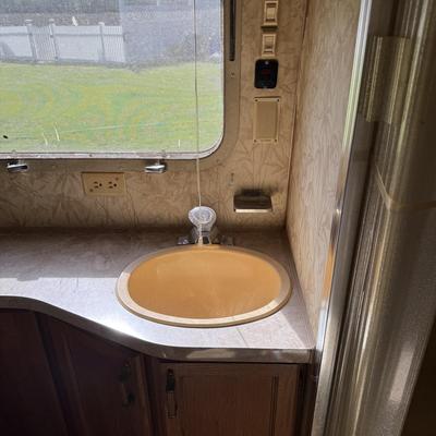 LOT 153: 1986 Airstream Excella 32ft Trailer - PLEASE READ DESCRIPTION