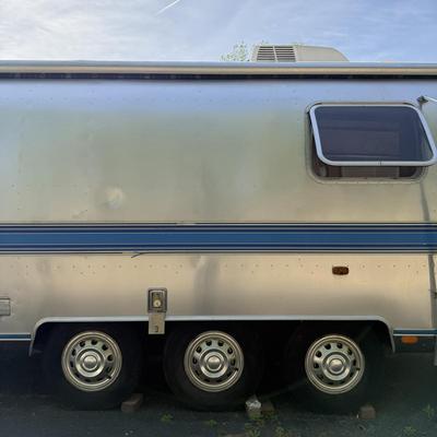 LOT 153: 1986 Airstream Excella 32ft Trailer - PLEASE READ DESCRIPTION