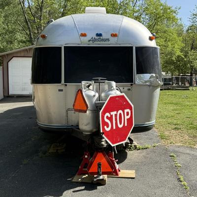 LOT 153: 1986 Airstream Excella 32ft Trailer - PLEASE READ DESCRIPTION