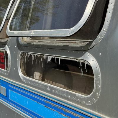 LOT 153: 1986 Airstream Excella 32ft Trailer - PLEASE READ DESCRIPTION