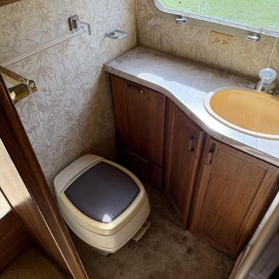 LOT 153: 1986 Airstream Excella 32ft Trailer - PLEASE READ DESCRIPTION