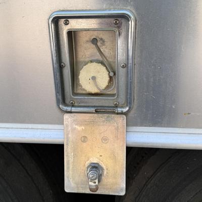 LOT 153: 1986 Airstream Excella 32ft Trailer - PLEASE READ DESCRIPTION