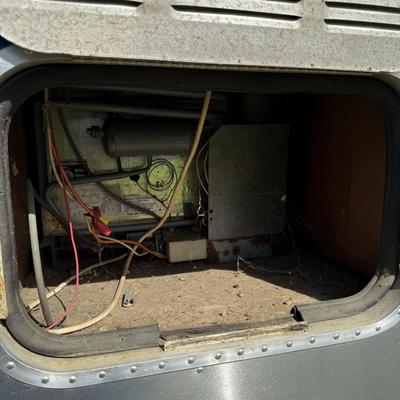 LOT 153: 1986 Airstream Excella 32ft Trailer - PLEASE READ DESCRIPTION