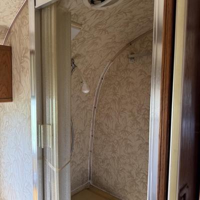 LOT 153: 1986 Airstream Excella 32ft Trailer - PLEASE READ DESCRIPTION