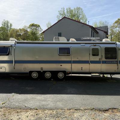 LOT 153: 1986 Airstream Excella 32ft Trailer - PLEASE READ DESCRIPTION