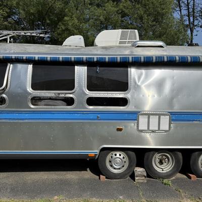 LOT 153: 1986 Airstream Excella 32ft Trailer - PLEASE READ DESCRIPTION