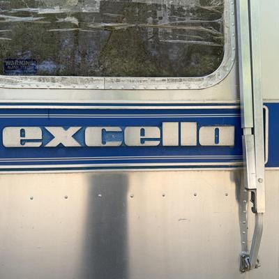 LOT 153: 1986 Airstream Excella 32ft Trailer - PLEASE READ DESCRIPTION