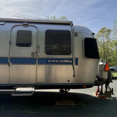 LOT 153: 1986 Airstream Excella 32ft Trailer - PLEASE READ DESCRIPTION