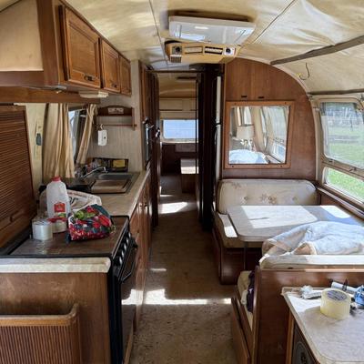 LOT 153: 1986 Airstream Excella 32ft Trailer - PLEASE READ DESCRIPTION