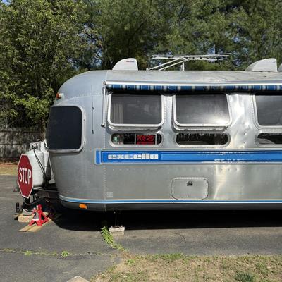LOT 153: 1986 Airstream Excella 32ft Trailer - PLEASE READ DESCRIPTION