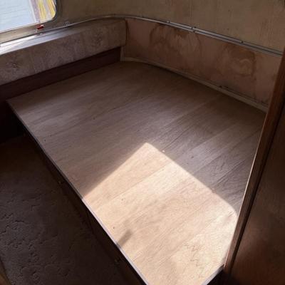 LOT 153: 1986 Airstream Excella 32ft Trailer - PLEASE READ DESCRIPTION