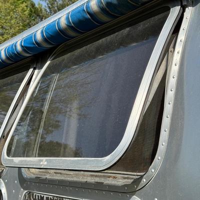 LOT 153: 1986 Airstream Excella 32ft Trailer - PLEASE READ DESCRIPTION
