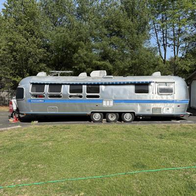 LOT 153: 1986 Airstream Excella 32ft Trailer - PLEASE READ DESCRIPTION
