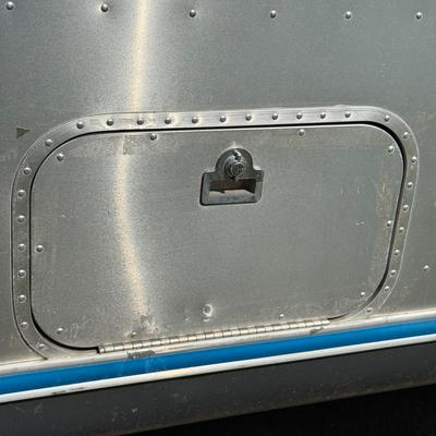 LOT 153: 1986 Airstream Excella 32ft Trailer - PLEASE READ DESCRIPTION