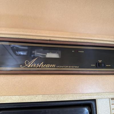 LOT 153: 1986 Airstream Excella 32ft Trailer - PLEASE READ DESCRIPTION