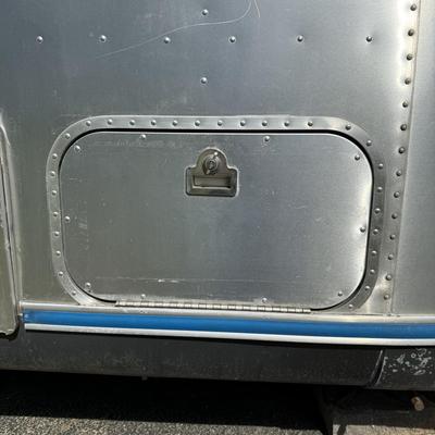LOT 153: 1986 Airstream Excella 32ft Trailer - PLEASE READ DESCRIPTION
