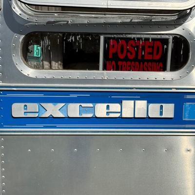 LOT 153: 1986 Airstream Excella 32ft Trailer - PLEASE READ DESCRIPTION