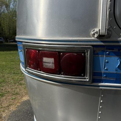 LOT 153: 1986 Airstream Excella 32ft Trailer - PLEASE READ DESCRIPTION