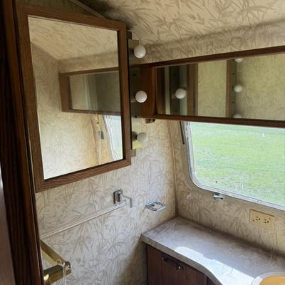 LOT 153: 1986 Airstream Excella 32ft Trailer - PLEASE READ DESCRIPTION